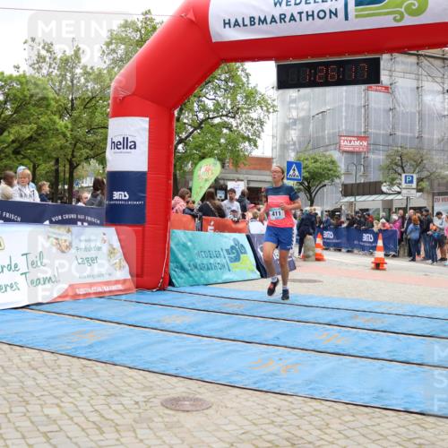 05.05.2024 - 7. Wedeler Halbmarathon Strokosch-Dieckow http://msf.ph/oto/6225184 05.05.2024 11:26:16 Ziel 411, 533 meine-sportfotos.de