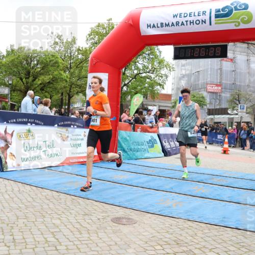 05.05.2024 - 7. Wedeler Halbmarathon Strokosch-Dieckow http://msf.ph/oto/6225362 05.05.2024 11:26:29 Ziel 662, 682, 843, 901 meine-sportfotos.de
