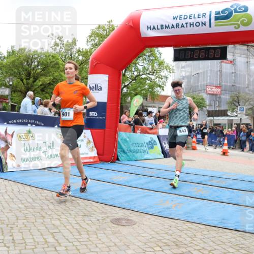05.05.2024 - 7. Wedeler Halbmarathon Strokosch-Dieckow http://msf.ph/oto/6225377 05.05.2024 11:26:29 Ziel 662, 682, 843, 901 meine-sportfotos.de