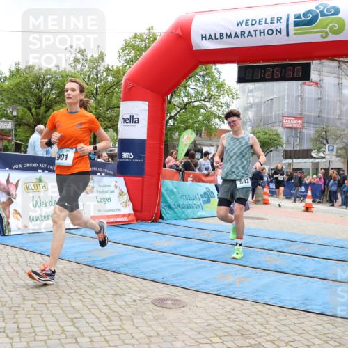 05.05.2024 - 7. Wedeler Halbmarathon Strokosch-Dieckow http://msf.ph/oto/6225386 05.05.2024 11:26:29 Ziel 662, 682, 843, 901 meine-sportfotos.de