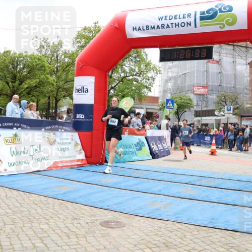 05.05.2024 - 7. Wedeler Halbmarathon Strokosch-Dieckow http://msf.ph/oto/6225439 05.05.2024 11:26:32 Ziel 662, 682 meine-sportfotos.de
