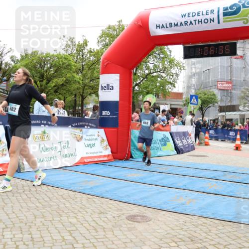 05.05.2024 - 7. Wedeler Halbmarathon Strokosch-Dieckow http://msf.ph/oto/6225489 05.05.2024 11:26:34 Ziel 662, 682 meine-sportfotos.de