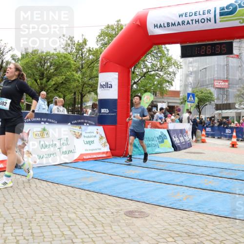 05.05.2024 - 7. Wedeler Halbmarathon Strokosch-Dieckow http://msf.ph/oto/6225497 05.05.2024 11:26:34 Ziel 662, 682 meine-sportfotos.de