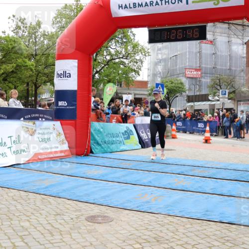 05.05.2024 - 7. Wedeler Halbmarathon Strokosch-Dieckow http://msf.ph/oto/6225540 05.05.2024 11:26:45 Ziel 848, 865 meine-sportfotos.de