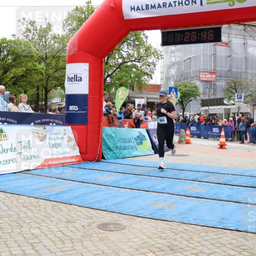 05.05.2024 - 7. Wedeler Halbmarathon Strokosch-Dieckow http://msf.ph/oto/6225549 05.05.2024 11:26:45 Ziel 848, 865 meine-sportfotos.de