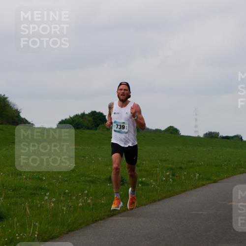 05.05.2024 - 7. Wedeler Halbmarathon Fuchs,  Jonas http://msf.ph/oto/6232353 05.05.2024 11:09:18 Laufen 739 meine-sportfotos.de