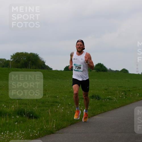 05.05.2024 - 7. Wedeler Halbmarathon Fuchs,  Jonas http://msf.ph/oto/6232357 05.05.2024 11:09:19 Laufen 739 meine-sportfotos.de