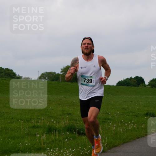 05.05.2024 - 7. Wedeler Halbmarathon Fuchs,  Jonas http://msf.ph/oto/6232364 05.05.2024 11:09:20 Laufen 739 meine-sportfotos.de
