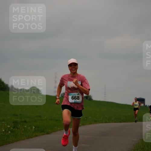 05.05.2024 - 7. Wedeler Halbmarathon Fuchs,  Jonas http://msf.ph/oto/6232686 05.05.2024 11:12:50 Laufen 668, 82 meine-sportfotos.de