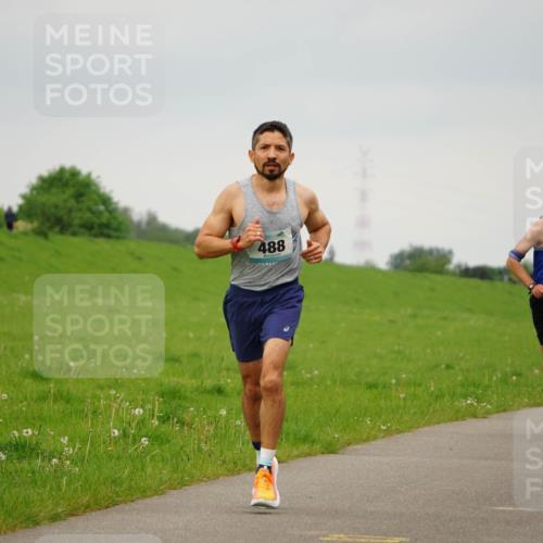 05.05.2024 - 7. Wedeler Halbmarathon Fuchs,  Jonas http://msf.ph/oto/6232854 05.05.2024 11:13:23 Laufen 488, 444 meine-sportfotos.de