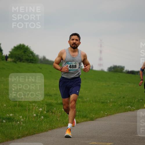 05.05.2024 - 7. Wedeler Halbmarathon Fuchs,  Jonas http://msf.ph/oto/6232855 05.05.2024 11:13:23 Laufen 488, 444 meine-sportfotos.de