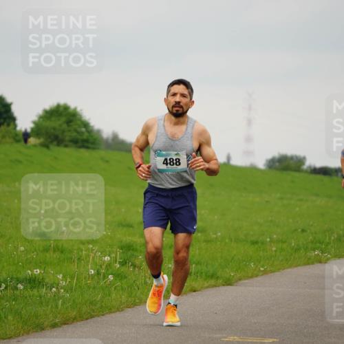 05.05.2024 - 7. Wedeler Halbmarathon Fuchs,  Jonas http://msf.ph/oto/6232856 05.05.2024 11:13:23 Laufen 488, 444 meine-sportfotos.de