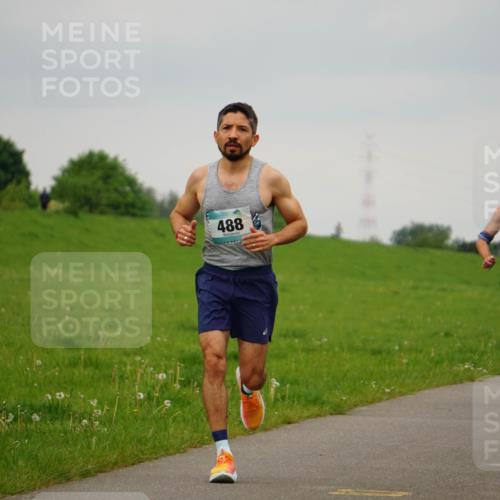 05.05.2024 - 7. Wedeler Halbmarathon Fuchs,  Jonas http://msf.ph/oto/6232858 05.05.2024 11:13:23 Laufen 488, 444 meine-sportfotos.de