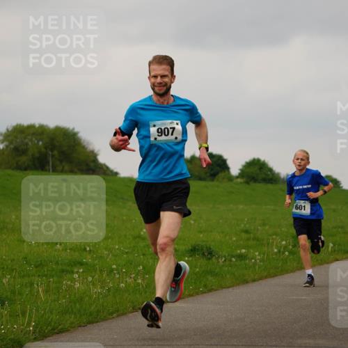 05.05.2024 - 7. Wedeler Halbmarathon Fuchs,  Jonas http://msf.ph/oto/6232985 05.05.2024 11:14:07 Laufen 907, 705, 601, 183 meine-sportfotos.de
