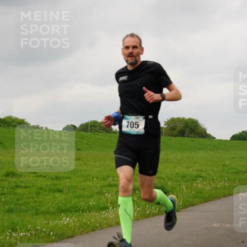 05.05.2024 - 7. Wedeler Halbmarathon Fuchs,  Jonas http://msf.ph/oto/6232998 05.05.2024 11:14:12 Laufen 705, 737 meine-sportfotos.de