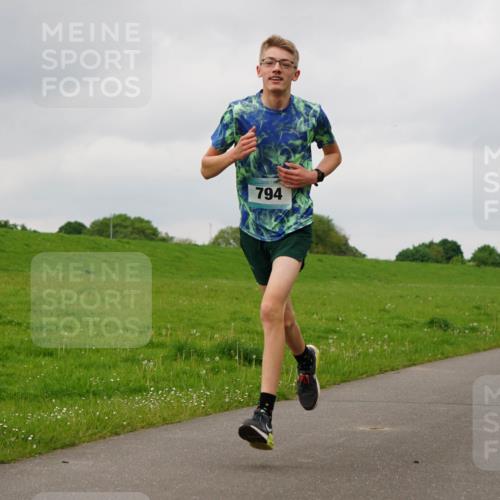 05.05.2024 - 7. Wedeler Halbmarathon Fuchs,  Jonas http://msf.ph/oto/6233032 05.05.2024 11:14:19 Laufen 794 meine-sportfotos.de