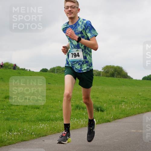 05.05.2024 - 7. Wedeler Halbmarathon Fuchs,  Jonas http://msf.ph/oto/6233035 05.05.2024 11:14:19 Laufen 794 meine-sportfotos.de