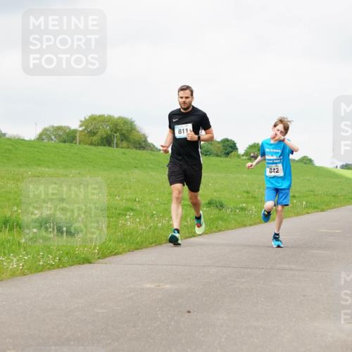 05.05.2024 - 7. Wedeler Halbmarathon Fuchs,  Jonas http://msf.ph/oto/6233329 05.05.2024 11:15:18 Laufen 811, 842 meine-sportfotos.de