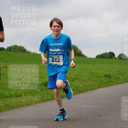 05.05.2024 - 7. Wedeler Halbmarathon Fuchs,  Jonas http://msf.ph/oto/6233342 05.05.2024 11:15:21 Laufen 81, 842 meine-sportfotos.de