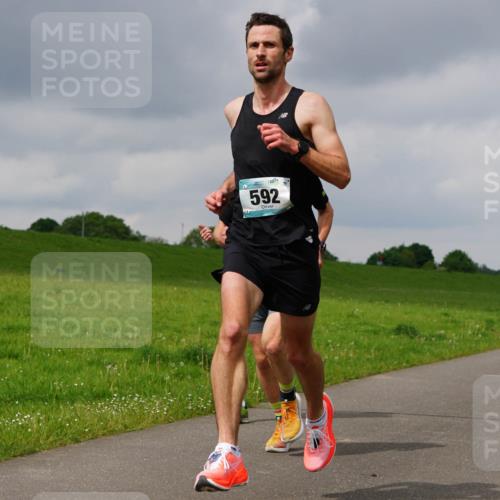 05.05.2024 - 7. Wedeler Halbmarathon Fuchs,  Jonas http://msf.ph/oto/6233529 05.05.2024 11:16:26 Laufen 592 meine-sportfotos.de