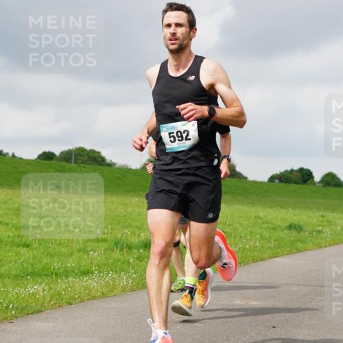 05.05.2024 - 7. Wedeler Halbmarathon Fuchs,  Jonas http://msf.ph/oto/6233530 05.05.2024 11:16:26 Laufen 10, 592 meine-sportfotos.de