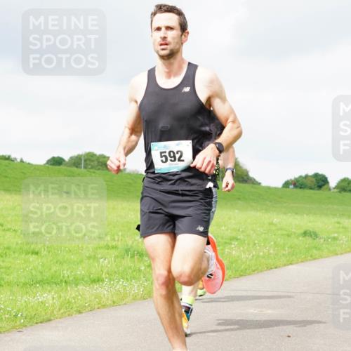 05.05.2024 - 7. Wedeler Halbmarathon Fuchs,  Jonas http://msf.ph/oto/6233531 05.05.2024 11:16:26 Laufen 592 meine-sportfotos.de