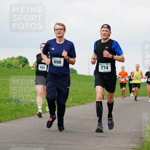 05.05.2024 - 7. Wedeler Halbmarathon Fuchs,  Jonas http://msf.ph/oto/6233625 05.05.2024 11:16:50 Laufen 682, 698, 774, 84, 901, 776, 389 meine-sportfotos.de