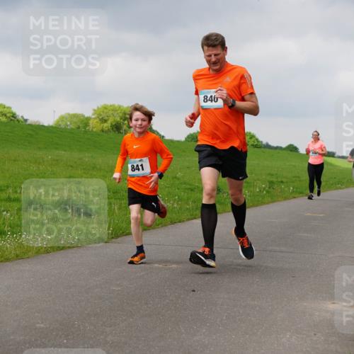 05.05.2024 - 7. Wedeler Halbmarathon Fuchs,  Jonas http://msf.ph/oto/6233897 05.05.2024 11:17:43 Laufen 841, 846, 681 meine-sportfotos.de