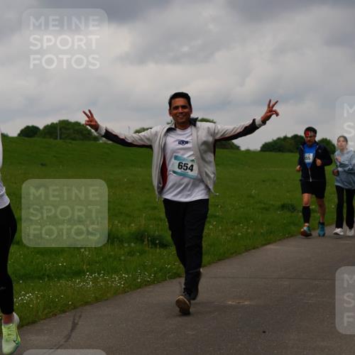 05.05.2024 - 7. Wedeler Halbmarathon Fuchs,  Jonas http://msf.ph/oto/6234578 05.05.2024 11:20:36 Laufen 560, 55, 654 meine-sportfotos.de