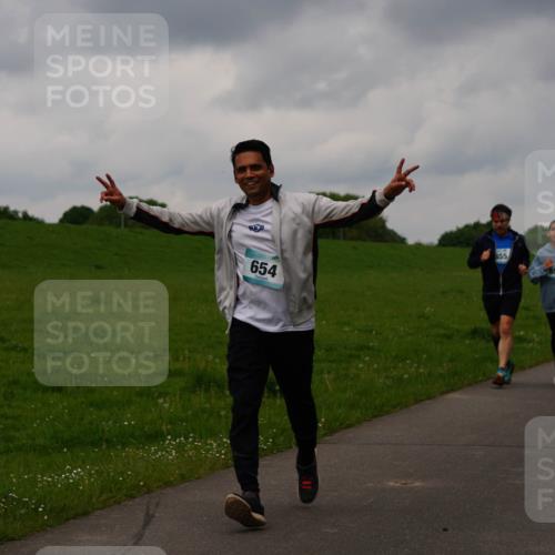 05.05.2024 - 7. Wedeler Halbmarathon Fuchs,  Jonas http://msf.ph/oto/6234581 05.05.2024 11:20:36 Laufen 654, 855, 856 meine-sportfotos.de