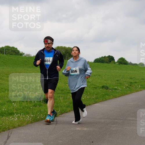 05.05.2024 - 7. Wedeler Halbmarathon Fuchs,  Jonas http://msf.ph/oto/6234592 05.05.2024 11:20:39 Laufen 855, 856 meine-sportfotos.de