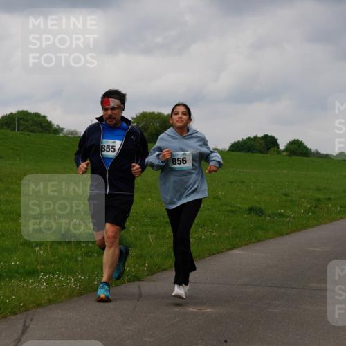 05.05.2024 - 7. Wedeler Halbmarathon Fuchs,  Jonas http://msf.ph/oto/6234593 05.05.2024 11:20:39 Laufen 855, 856 meine-sportfotos.de