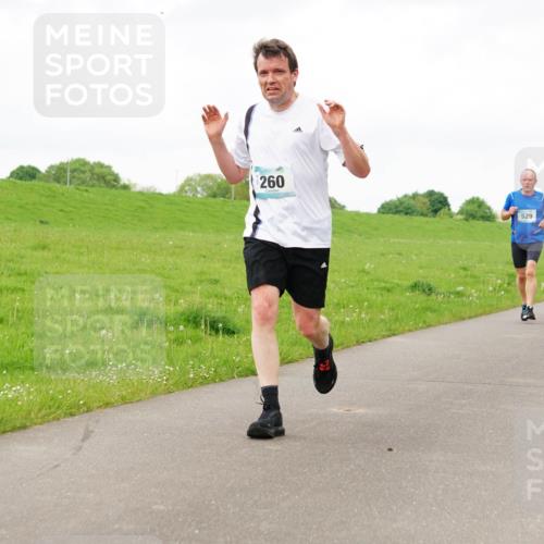 05.05.2024 - 7. Wedeler Halbmarathon Fuchs,  Jonas http://msf.ph/oto/6235021 05.05.2024 11:22:21 Laufen 260, 529, 860 meine-sportfotos.de
