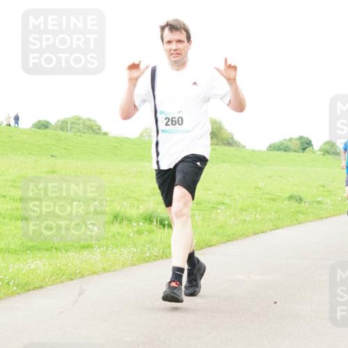05.05.2024 - 7. Wedeler Halbmarathon Fuchs,  Jonas http://msf.ph/oto/6235023 05.05.2024 11:22:22 Laufen 260, 529, 860 meine-sportfotos.de