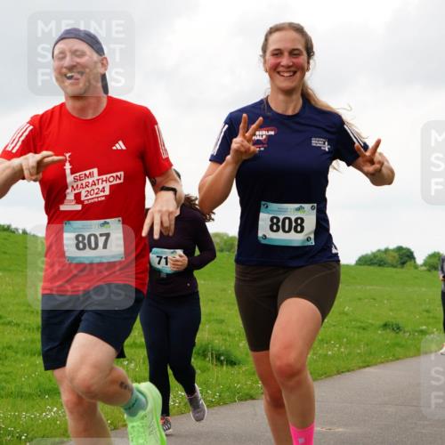 05.05.2024 - 7. Wedeler Halbmarathon Fuchs,  Jonas http://msf.ph/oto/6235111 05.05.2024 11:22:42 Laufen 2024, 210975, 03, 457, 807, 71, 0, 808 meine-sportfotos.de