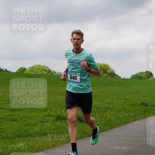 05.05.2024 - 7. Wedeler Halbmarathon Fuchs,  Jonas http://msf.ph/oto/6235617 05.05.2024 11:24:55 Laufen 845 meine-sportfotos.de