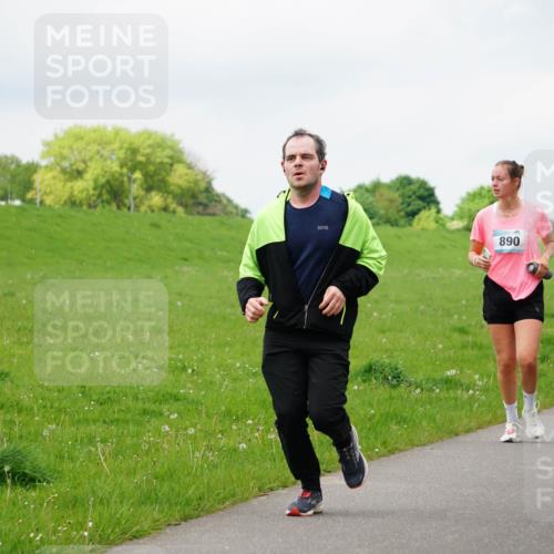 05.05.2024 - 7. Wedeler Halbmarathon Fuchs,  Jonas http://msf.ph/oto/6235629 05.05.2024 11:24:59 Laufen 890, 892 meine-sportfotos.de