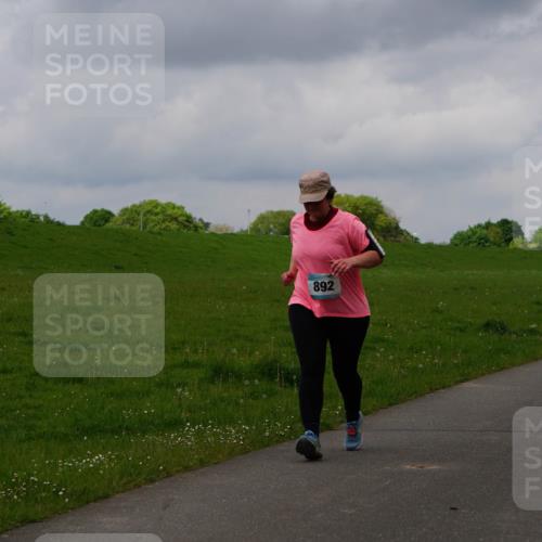 05.05.2024 - 7. Wedeler Halbmarathon Fuchs,  Jonas http://msf.ph/oto/6235675 05.05.2024 11:25:06 Laufen 892, 889 meine-sportfotos.de