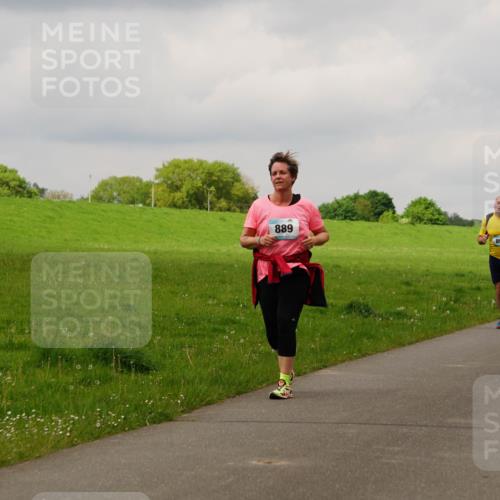 05.05.2024 - 7. Wedeler Halbmarathon Fuchs,  Jonas http://msf.ph/oto/6235691 05.05.2024 11:25:13 Laufen 889, 893 meine-sportfotos.de