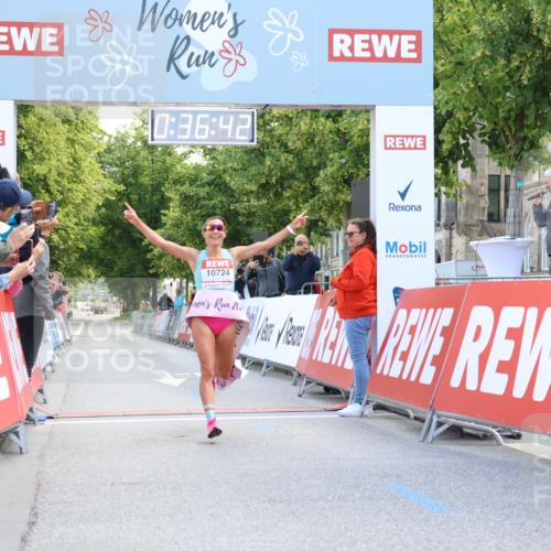 08.06.2024 - REWE Women's Run Strokosch-Dieckow http://msf.ph/oto/6244097 09.06.2024 09:37:12 Ziel 10724 meine-sportfotos.de