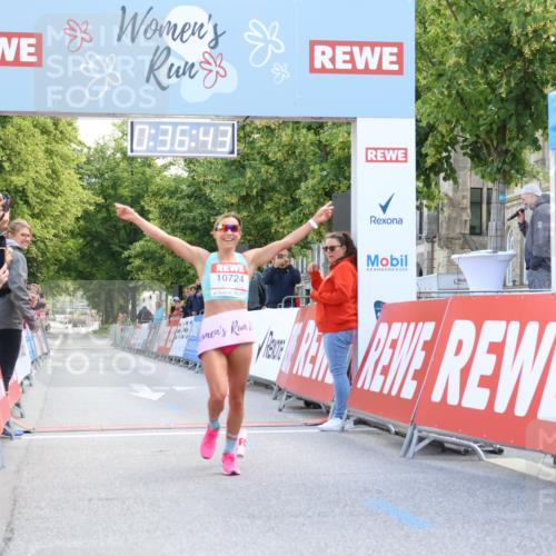 08.06.2024 - REWE Women's Run Strokosch-Dieckow http://msf.ph/oto/6244108 09.06.2024 09:37:12 Ziel 10724 meine-sportfotos.de
