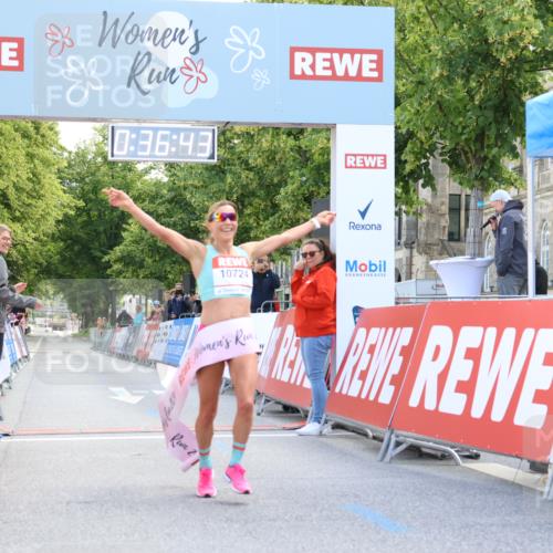 08.06.2024 - REWE Women's Run Strokosch-Dieckow http://msf.ph/oto/6244117 09.06.2024 09:37:13 Ziel 10724 meine-sportfotos.de