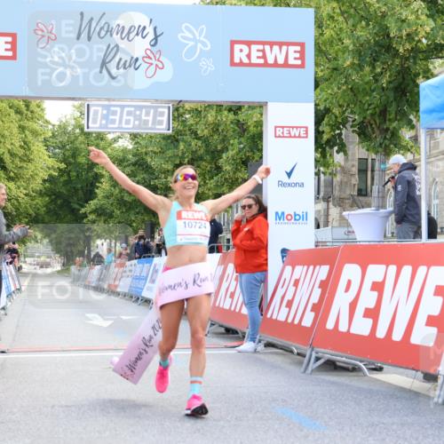 08.06.2024 - REWE Women's Run Strokosch-Dieckow http://msf.ph/oto/6244119 09.06.2024 09:37:13 Ziel 10724 meine-sportfotos.de