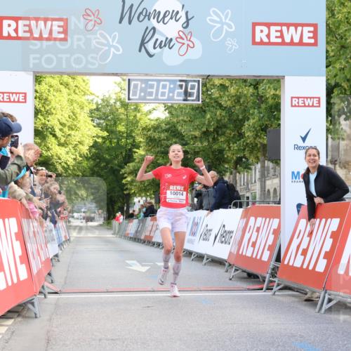08.06.2024 - REWE Women's Run Strokosch-Dieckow http://msf.ph/oto/6244149 09.06.2024 09:38:59 Ziel 10014 meine-sportfotos.de