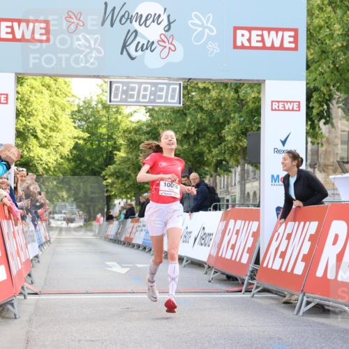 08.06.2024 - REWE Women's Run Strokosch-Dieckow http://msf.ph/oto/6244161 09.06.2024 09:38:59 Ziel 10014 meine-sportfotos.de