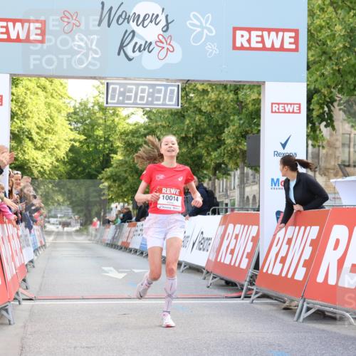 08.06.2024 - REWE Women's Run Strokosch-Dieckow http://msf.ph/oto/6244164 09.06.2024 09:38:59 Ziel 10014 meine-sportfotos.de