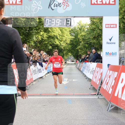 08.06.2024 - REWE Women's Run Strokosch-Dieckow http://msf.ph/oto/6244195 09.06.2024 09:39:43 Ziel 10738 meine-sportfotos.de