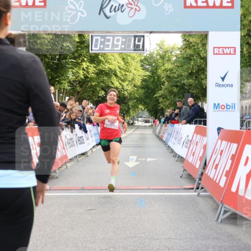 08.06.2024 - REWE Women's Run Strokosch-Dieckow http://msf.ph/oto/6244202 09.06.2024 09:39:43 Ziel 10738 meine-sportfotos.de