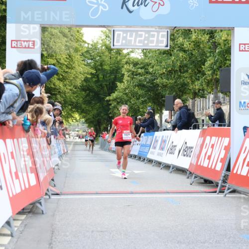 08.06.2024 - REWE Women's Run Strokosch-Dieckow http://msf.ph/oto/6244260 09.06.2024 09:43:05 Ziel 10299 meine-sportfotos.de