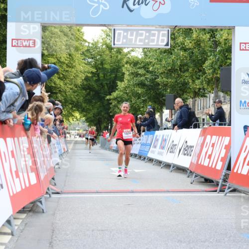 08.06.2024 - REWE Women's Run Strokosch-Dieckow http://msf.ph/oto/6244263 09.06.2024 09:43:05 Ziel 10299 meine-sportfotos.de